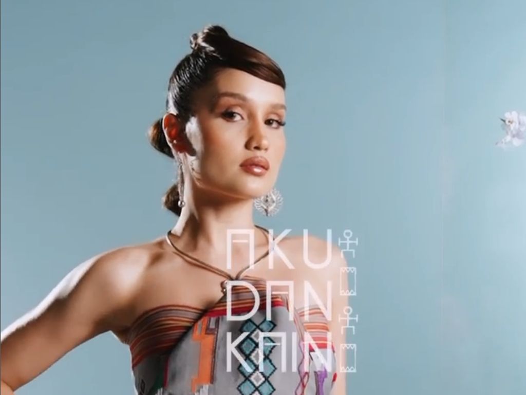 10 Gaya Artis di Pameran Kain Oscar Lawalata, Reza Rahadian Sempat Viral 10 Gaya Artis di Pameran Kain Oscar Lawalata, Reza Rahadian Sempat Viral