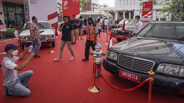 Menteri Sekretaris Negara Pratikno (kanan) bersama Menteri BUMN Erick Thohir (kiri) mengamati salah satu arsip yang dipamerkan pada Pameran Arsip dan Mobil Kepresidenan RI di Sarinah, Jakarta, Sabtu (13/8/2022). Pameran tersebut digelar dalam rangka menyambut Hari Ulang Tahun ke-77 Kemerdekaan Republik Indonesia. ANTARA FOTO/Dhemas Reviyanto/nym.