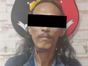 Pria Surabaya Ditangkap di Warkop gegara Jual Chip Domino Pria Surabaya Ditangkap di Warkop gegara Jual Chip Domino