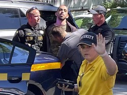 Pelaku Ditangkap Usai Novelis Salman Rushdie Ditikam di New York