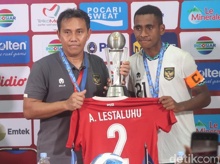 Pelatih Bima Sakti dan kapten Timnas U-16 Indonesia M Iqbal Gwijangge menunjukkan piala AFF U-16 2022 di Stadion Maguwoharjo, Sleman, Jumat (12/8) malam.