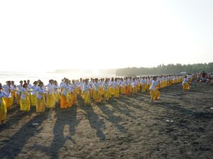 Tari Puspanjali Massal Meriahkan Pembukaan Festival Pantai Kelecung Tari Puspanjali Massal Meriahkan Pembukaan Festival Pantai Kelecung
