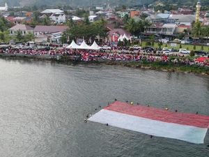 Bendera Merah Putih Raksasa Berkibar di Teluk Mamuju
