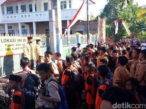 Miris! Siswa dan Guru di Banyuwangi Telantar gegara Gedung Sekolah Disegel Miris! Siswa dan Guru di Banyuwangi Telantar gegara Gedung Sekolah Disegel