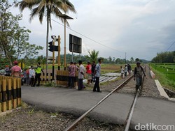3 Orang Boncengan Motor Tertabrak KA di Jember, 1 Orang Tewas