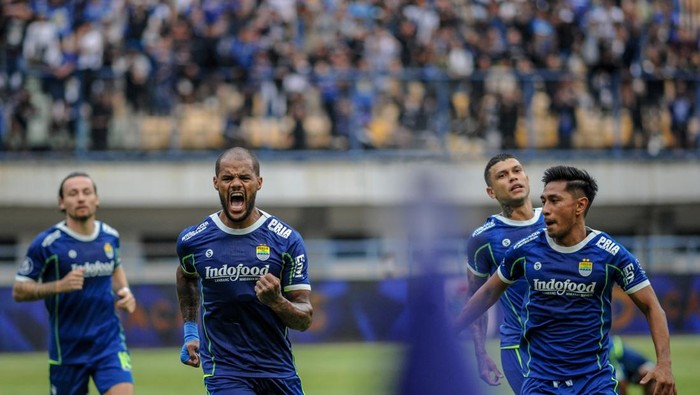 Pesepak bola Persib Bandung David Da Silva (kedua kiri) melakukan seleberasi usai mencetak gol ke gawang PSIS Semarang saat pertandingan BRI Liga 1 di Stadion Gelora Bandung Lautan Api, Bandung, Jawa Barat, Sabtu (13/8/2022). ANTARA FOTO/Raisan Al Farisi/aww.