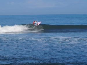 Ombak Pantai Medewi Jadi Favorit Para Peselancar Ombak Pantai Medewi Jadi Favorit Para Peselancar