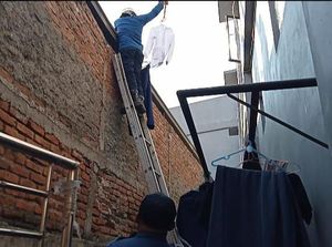 Kala Tim Damkar Selamatkan Pakaian Warga yang Terbang ke Genting Kala Tim Damkar Selamatkan Pakaian Warga yang Terbang ke Genting