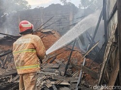 Gudang Serbuk Kayu Gresik Ludes Terbakar Diduga Dipicu Bakar-bakar Sampah