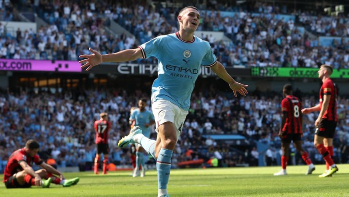 MANCHESTER, ENGLAND - AUGUST 13: Phil Foden of Manchester City celebrates after scoring their sides third goal during the Premier League match between Manchester City and AFC Bournemouth at Etihad Stadium on August 13, 2022 in Manchester, England. (Photo by Alex Livesey/Getty Images)