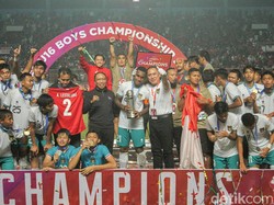 Dikritik karena Ikut Angkat Trofi AFF U-16, Iwan Bule: Pemain yang Minta
