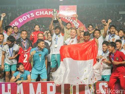 Netizen Soroti Iwan Bule Ikutan Angkat Trofi Piala AFF U-16