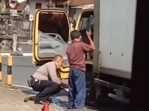Salut! Polisi Baik Bantu Sopir Truk Ganti Ban di Perempatan Lukluk Badung