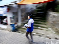 Suka Duka Kurir Pejuang Paket yang Paling Ditunggu-tunggu