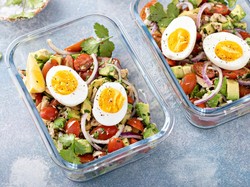 Resep Selada Tuna dan Alpukat untuk Bekal Makan Siang Sehat