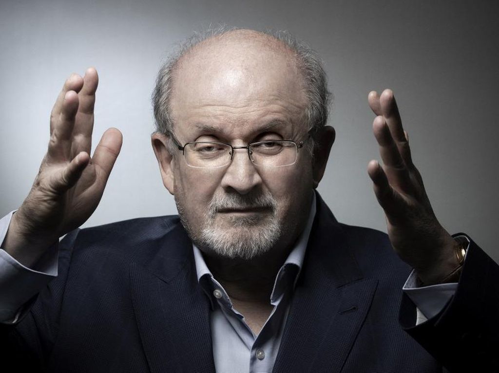 Penghina Nabi Salman Rushdie Ditikam 15 Kali di New York