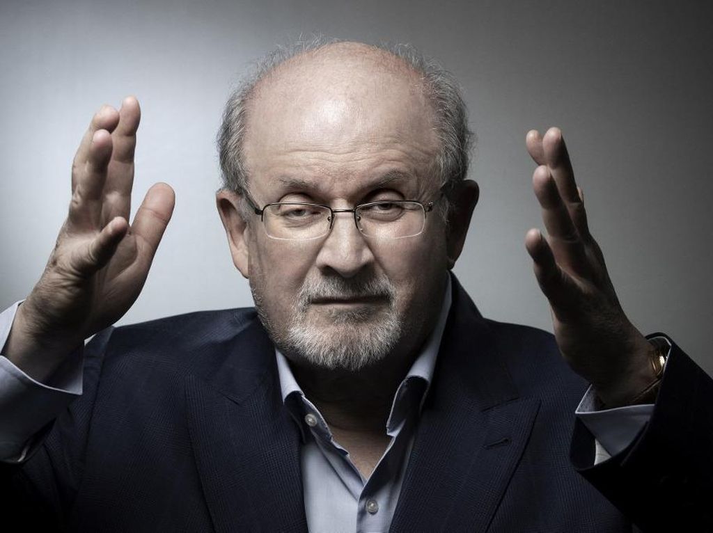 5 Fakta Salman Rushdie, Penghina Nabi Muhammad yang Ditikam 15 Kali 5 Fakta Salman Rushdie, Penghina Nabi Muhammad yang Ditikam 15 Kali