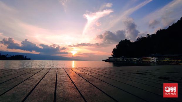 Senja di Danau Toba Senja di Danau Toba.