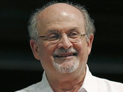 Siapa Salman Rushdie? Ini Profil Novelis Kontroversial yang Ditikam di AS