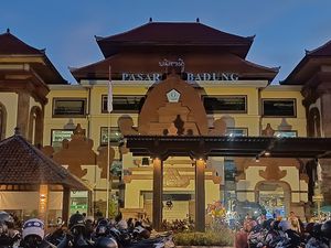 Heboh Bule Dipaksa-Diikuti Wanita Pelayan Wisatawan di Pasar Badung Heboh Bule Dipaksa-Diikuti Wanita Pelayan Wisatawan di Pasar Badung