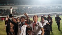 Ketua Umum PSSI Mochamad Iriawan saat merayakan kemenangan.
