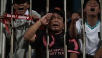 Tak hanya itu, sejumlah suporter Tanah Air pun sampai meneteskan air mata.