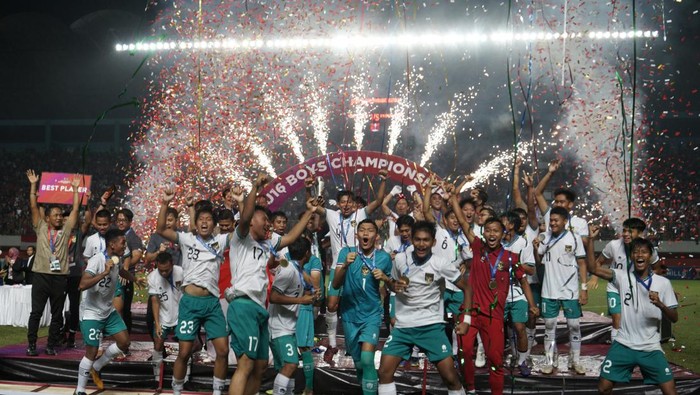 Pemain Timnas Indonesia U-16 merayakan kemenangan seusai mengalahkan Timnas Vietnam U-16 saat laga final AFF U-16 2022 di Stadion Maguwoharjo, Depok, Sleman, D.I Yogyakarta, Jumat (12/8/2022). Timnas Indonesia U-16 berhasil menjadi juara Piala AFF 2022 setelah mengalahkan Timnas Vietnam U-16 dengan skor 1-0. ANTARA FOTO/Andreas Fitri Atmoko/rwa.