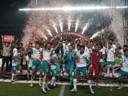 Soal Piala AFF U-16 2022 dan Iwan Bule Angkat Trofi
