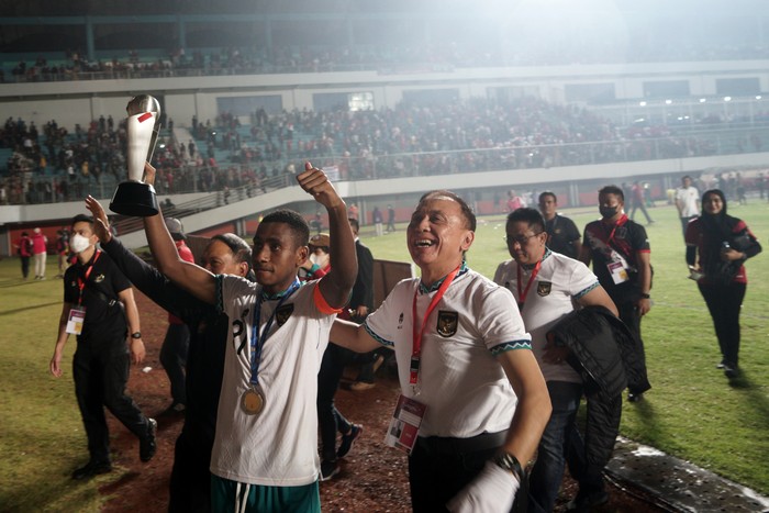 Pemain Timnas Indonesia U-16 bersama Ketua Umum PSSI Mochamad Iriawan merayakan kemenangan seusai mengalahkan Timnas Vietnam U-16 saat laga final AFF U-16 2022 di Stadion Maguwoharjo, Depok, Sleman, D.I Yogyakarta, Jumat (8/12/2022). Timnas Indonesia U-16 berhasil menjadi juara Piala AFF 2022 setelah mengalahkan Timnas Vietnam U-16 dengan skor 1-0. ANTARA FOTO/Andreas Fitri Atmoko/rwa.
