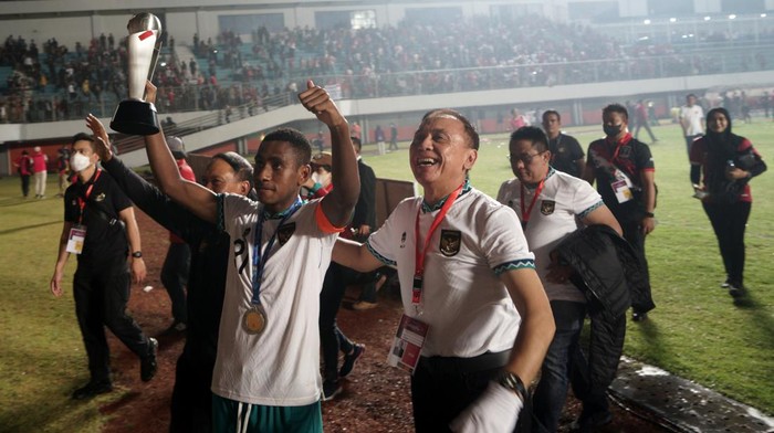 Pemain Timnas Indonesia U-16 bersama Ketua Umum PSSI Mochamad Iriawan merayakan kemenangan seusai mengalahkan Timnas Vietnam U-16 saat laga final AFF U-16 2022 di Stadion Maguwoharjo, Depok, Sleman, D.I Yogyakarta, Jumat (8/12/2022). Timnas Indonesia U-16 berhasil menjadi juara Piala AFF 2022 setelah mengalahkan Timnas Vietnam U-16 dengan skor 1-0. ANTARA FOTO/Andreas Fitri Atmoko/rwa.