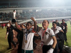 Timnas Indonesia Juara Piala AFF U-16, Menpora-Ketum PSSI Nimbrung Angkat Piala