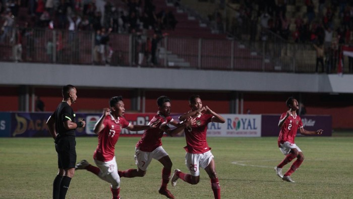 Pemain Timnas Indonesia U-16 M. Riski Afrizal (keempat kiri) melakukan selebrasi seusai berhasil menjebol gawang Timnas Myanmar U-16 saat laga semi final AFF U-16 2022 di Stadion Maguwoharjo, Depok, Sleman, D.I Yogyakarta, Rabu (10/8/2022). Dalam pertandingan itu Indonesia mengalahkan Timnas Myanmar dengan skor 1:1 (adu penalti dengan skor  5:4)  ANTARA FOTO/Andreas Fitri Atmoko/foc.