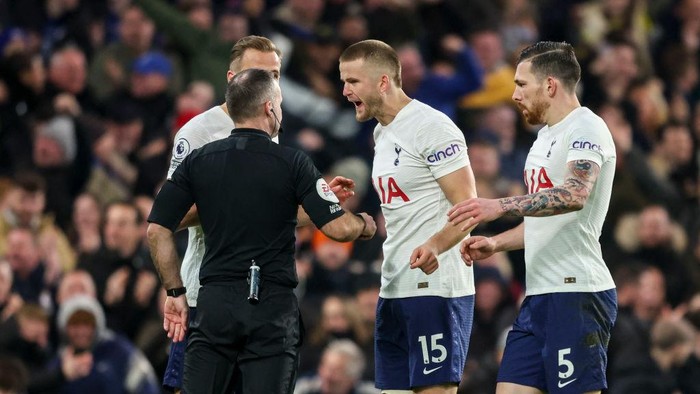 LONDON, ENGLAND - JANUARY 23: Harry Kane, Eric Dier and Pierre-Emile Højbjerg of Tottenham Hotspur complain to Referee Paul Tierney after he awards a free-kick from which Thiago Silva of Chelsea scores a goal to make it 2-0 during the Premier League match between Chelsea and Tottenham Hotspur at Stamford Bridge on January 23, 2022 in London, England. (Photo by Robin Jones/Getty Images)