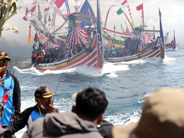 Meriahnya Tradisi Petik Laut Muncar di Banyuwangi