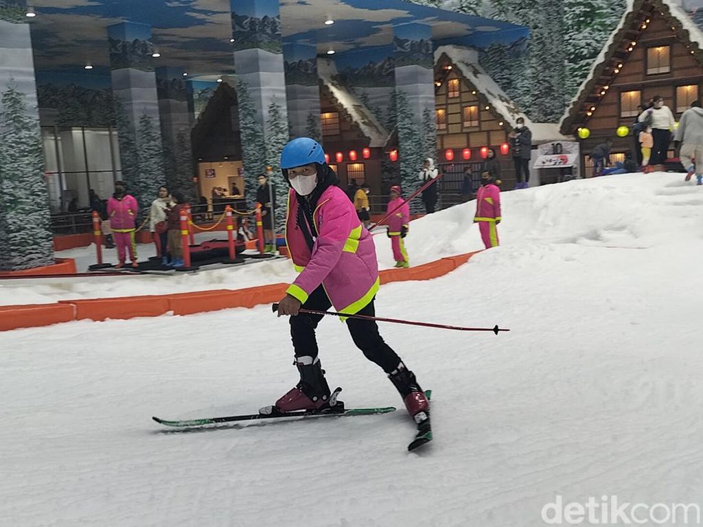 Dijamin Aman! Serunya Belajar dan Bermain Ski di Trans Snow World Surabaya