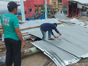 Tiang Listik Timpa 7 Warung Diterjang Puting Beliung di Kampar