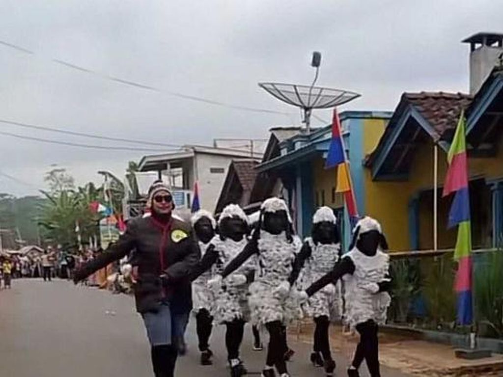 Fakta di Balik Viral Ibu-ibu Kocak Gerak Jalan Pakai Kostum Shaun the Sheep Fakta di Balik Viral Ibu-ibu Kocak Gerak Jalan Pakai Kostum Shaun the Sheep