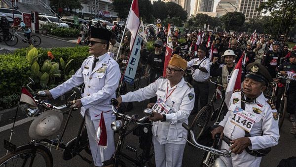 Aksi Seru Pecinta Onthel Cinta Tanah Air Sambut HUT RI