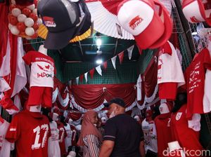 Berburu Pernak-pernik HUT RI di Pasar Mester Jatinegara Berburu Pernak-pernik HUT RI di Pasar Mester Jatinegara