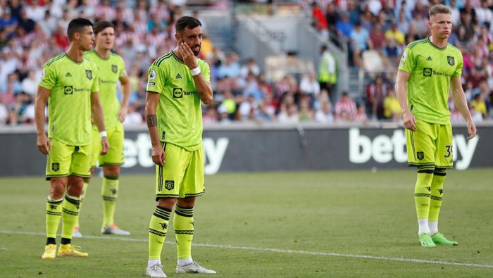 (L-R) Manchester Uniteds Portuguese striker Cristiano Ronaldo, Manchester Uniteds English defender Harry Maguire, Manchester Uniteds Portuguese midfielder Bruno Fernandes and Manchester Uniteds Scottish midfielder Scott McTominay await a corner kick during the English Premier League football match between Brentford and Manchester United at Gtech Community Stadium in London on August 13, 2022. - - RESTRICTED TO EDITORIAL USE. No use with unauthorized audio, video, data, fixture lists, club/league logos or live services. Online in-match use limited to 120 images. An additional 40 images may be used in extra time. No video emulation. Social media in-match use limited to 120 images. An additional 40 images may be used in extra time. No use in betting publications, games or single club/league/player publications. (Photo by Ian Kington / AFP) / RESTRICTED TO EDITORIAL USE. No use with unauthorized audio, video, data, fixture lists, club/league logos or live services. Online in-match use limited to 120 images. An additional 40 images may be used in extra time. No video emulation. Social media in-match use limited to 120 images. An additional 40 images may be used in extra time. No use in betting publications, games or single club/league/player publications. / RESTRICTED TO EDITORIAL USE. No use with unauthorized audio, video, data, fixture lists, club/league logos or live services. Online in-match use limited to 120 images. An additional 40 images may be used in extra time. No video emulation. Social media in-match use limited to 120 images. An additional 40 images may be used in extra time. No use in betting publications, games or single club/league/player publications. (Photo by IAN KINGTON/AFP via Getty Images)