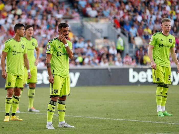 (L-R) Manchester United's Portuguese striker Cristiano Ronaldo, Manchester United's English defender Harry Maguire, Manchester United's Portuguese midfielder Bruno Fernandes and Manchester United's Scottish midfielder Scott McTominay await a corner kick during the English Premier League football match between Brentford and Manchester United at Gtech Community Stadium in London on August 13, 2022. - - RESTRICTED TO EDITORIAL USE. No use with unauthorized audio, video, data, fixture lists, club/league logos or 'live' services. Online in-match use limited to 120 images. An additional 40 images may be used in extra time. No video emulation. Social media in-match use limited to 120 images. An additional 40 images may be used in extra time. No use in betting publications, games or single club/league/player publications. (Photo by Ian Kington / AFP) / RESTRICTED TO EDITORIAL USE. No use with unauthorized audio, video, data, fixture lists, club/league logos or 'live' services. Online in-match use limited to 120 images. An additional 40 images may be used in extra time. No video emulation. Social media in-match use limited to 120 images. An additional 40 images may be used in extra time. No use in betting publications, games or single club/league/player publications. / RESTRICTED TO EDITORIAL USE. No use with unauthorized audio, video, data, fixture lists, club/league logos or 'live' services. Online in-match use limited to 120 images. An additional 40 images may be used in extra time. No video emulation. Social media in-match use limited to 120 images. An additional 40 images may be used in extra time. No use in betting publications, games or single club/league/player publications. (Photo by IAN KINGTON/AFP via Getty Images)