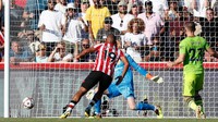 Saat itu Brentford menang telak 4-0 atas MU. Foto: AFP via Getty Images/IAN KINGTON