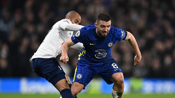LONDON, ENGLAND - JANUARY 23: Mateo Kovacic of Chelsea is challenged by Lucas Moura of Tottenham Hotspur during the Premier League match between Chelsea  and  Tottenham Hotspur at Stamford Bridge on January 23, 2022 in London, England. (Photo by Clive Mason/Getty Images)