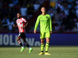 Rio Ferdinand Curhat Kepalanya Sakit Usai MU Dibantai