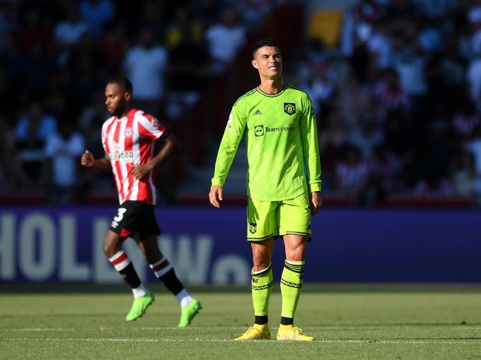 BRENTFORD, ENGLAND - AUGUST 13: Cristiano Ronaldo of Manchester United looks dejected during the Premier League match between Brentford FC and Manchester United at Brentford Community Stadium on August 13, 2022 in Brentford, England. (Photo by Shaun Botterill/Getty Images)