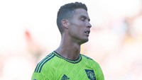 Cristiano Ronaldo tampak kecewa Man United diterjang tsunami gol oleh Brentford. (Foto: Getty Images/Sebastian Frej/MB Media)