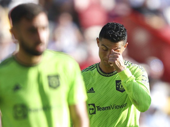 Manchester United's Cristiano Ronaldo right reacts as his team lose another goal to Brentford during the English Premier League soccer match between Brentford and Manchester United at the Gtech Community Stadium in London, Saturday, Aug. 13, 2022. (AP Photo/Ian Walton)