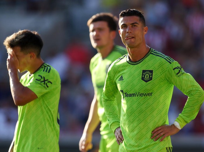 BRENTFORD, ENGLAND - AUGUST 13: Cristiano Ronaldo and Lisandro Martinez of Manchester United look dejected during the Premier League match between Brentford FC and Manchester United at Brentford Community Stadium on August 13, 2022 in Brentford, England. (Photo by Catherine Ivill/Getty Images)
