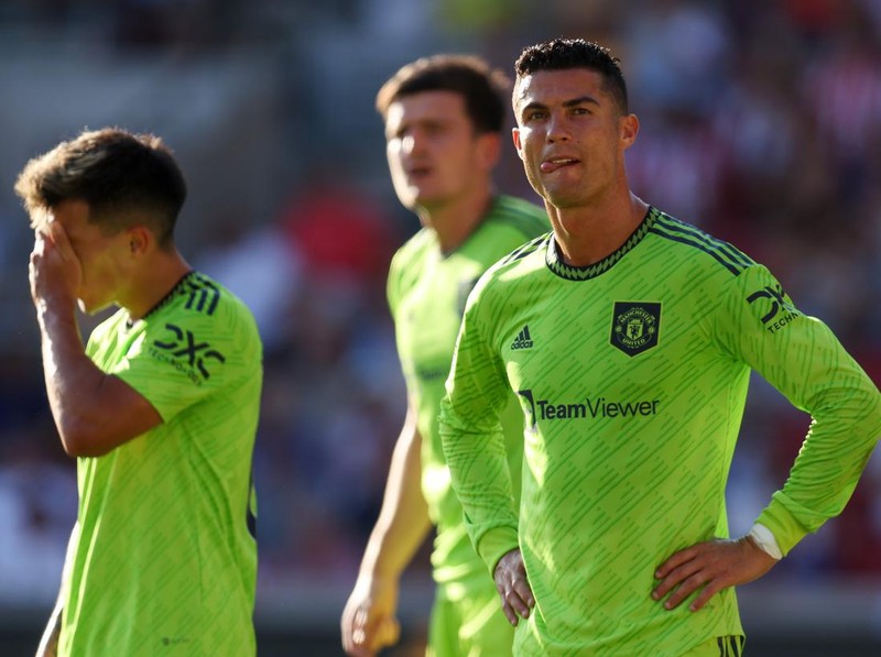 BRENTFORD, ENGLAND - AUGUST 13: Cristiano Ronaldo and Lisandro Martinez of Manchester United look dejected during the Premier League match between Brentford FC and Manchester United at Brentford Community Stadium on August 13, 2022 in Brentford, England. (Photo by Catherine Ivill/Getty Images)