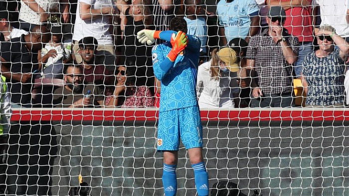 BRENTFORD, ENGLAND - AUGUST 13: David De Gea of Manchester United looks dejected after conceding their first goal during the Premier League match between Brentford FC and Manchester United at Brentford Community Stadium on August 13, 2022 in Brentford, United Kingdom. (Photo by Mark Leech/Offside/Offside via Getty Images)
